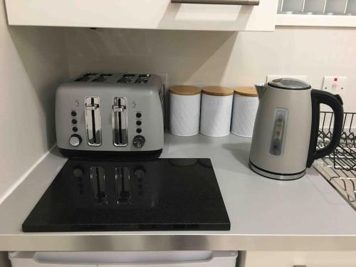 纽卡斯尔Shimna Vale Studio的厨房柜台配有咖啡机和烤面包机