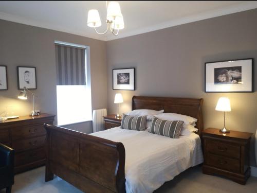 都柏林Shaw Suite的一间卧室配有一张带2个床头柜和2盏灯的床。