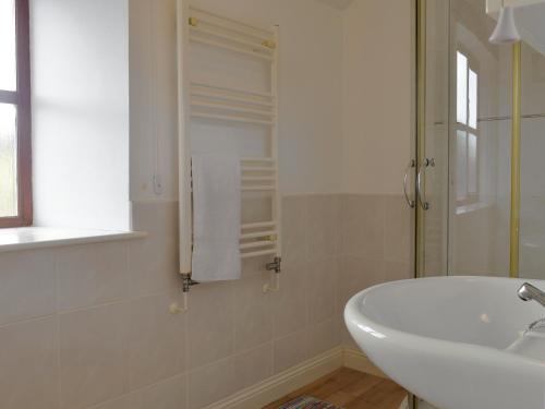 北伍顿卡瑞美度假屋的白色的浴室设有水槽和浴缸。