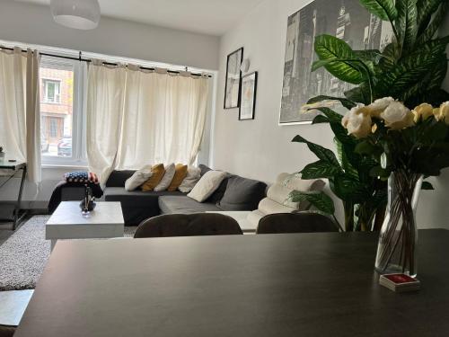 Modern apartment with garden in Antwerp, 15min from City center的休息区