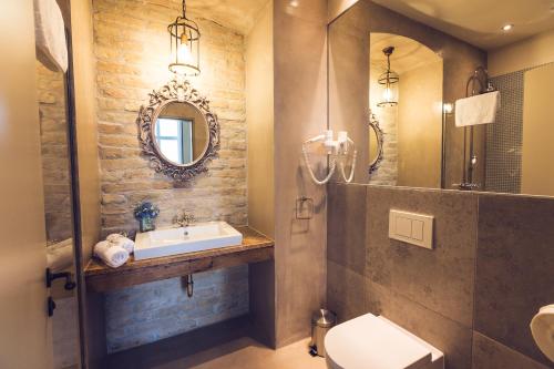 布达佩斯遗产之家公寓酒店的一间带水槽和镜子的浴室