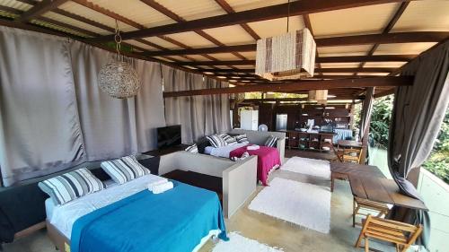 甘博阿Beija Flor的客厅配有床和沙发