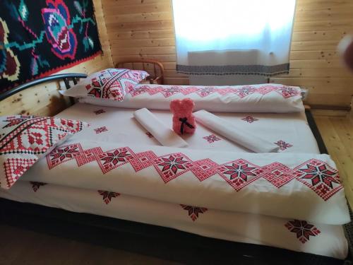 BudeştiCabanele Rus的一张床上,在房间里装饰着圣诞装饰