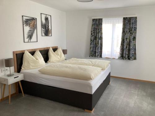 施特罗布尔Apartment Brigitte Schöndorfer的一间卧室设有一张大床和一个窗户。