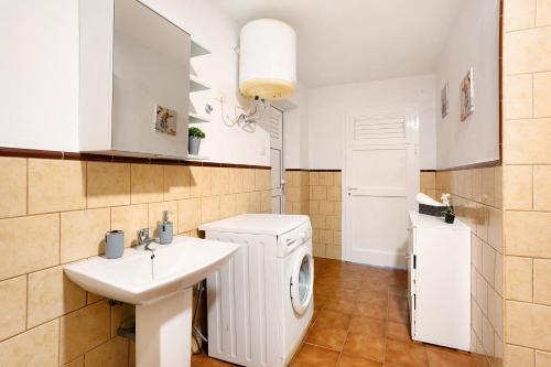 塔科龙特Casa Andrea的一间带洗衣机和水槽的浴室