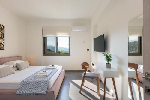 马鲁拉斯Villa Elia的一间卧室配有一张床、一张桌子和一张沙发