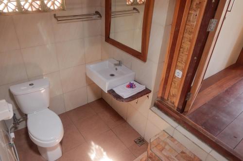 Gili GedeYut's Inn Flower Paradise Gili Gede的一间带卫生间和水槽的浴室