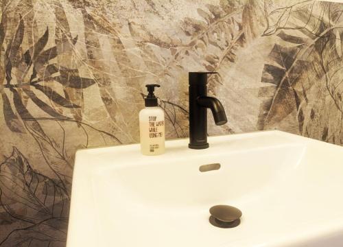贝尔恩卡斯特尔-库斯Mosel-Loft的浴室水槽和一瓶肥皂