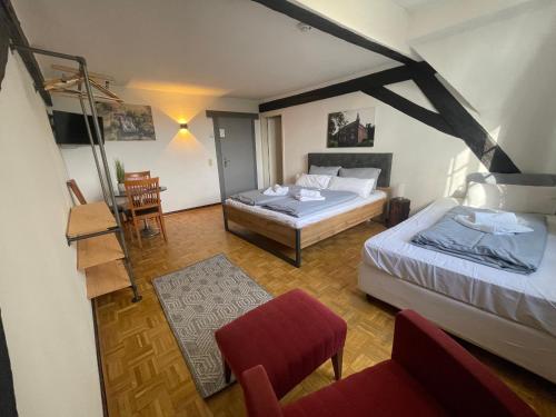 格尔德恩索罗斯瓦尔贝克酒店的大房间设有两张床和椅子
