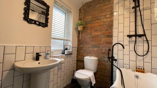 杜伦Fully Serviced Three Bed House in Durham的一间带水槽、卫生间和淋浴的浴室