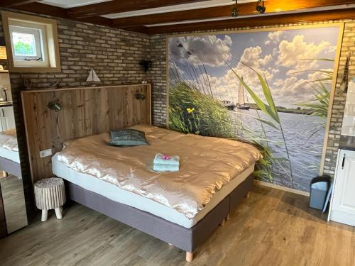 希格It Kapteinshûske的一间卧室配有一张壁画床