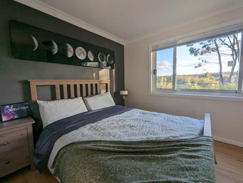 GlenbrookLunar Escape的一间卧室设有一张大床和一个窗户。