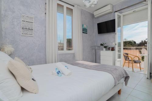 曼德琉-拉纳普勒Hostellerie LE PANEL的一间带一张白色大床的卧室和一个阳台