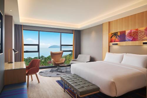 珍南海滩Aloft Langkawi Pantai Tengah的酒店客房设有一张床和一个大窗户