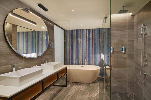 珍南海滩Aloft Langkawi Pantai Tengah的浴室设有2个水槽、浴缸和镜子