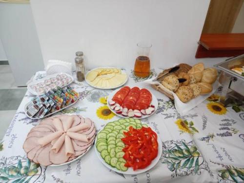 兹维日涅茨Zajazd Leśny Zwierzyniec的餐桌上放有盘子的桌子