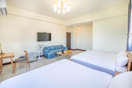 Hsing-wen別野城北的一间酒店客房,设有两张床和电视