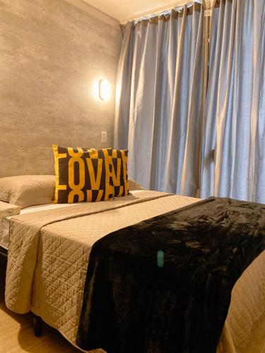 巴拉奈里奥-坎布里乌LOFT BC的一间卧室设有一张大床和一个窗户。