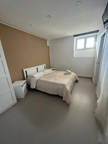 博斯科雷亚莱B&B VILLA LA GINESTRA - camere的一间卧室设有一张床和一个窗口