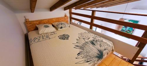 圣安尼Yuka Lodge - Bungalow privé avec jardin en pleine nature的楼梯上的一张床位
