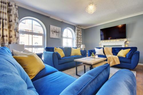 南安普敦14 Oxford Mews - 5 Star Living for up to 10 People的蓝色的客厅配有蓝色的沙发和桌子