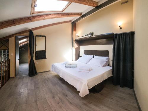 派莱卡斯Papou Cottage的一间卧室设有一张大床和天窗