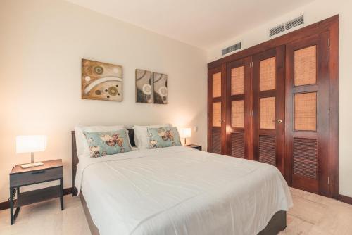 PortilloNewly Added 1BR El Portillo Luxury的一间卧室配有一张床和一张带台灯的桌子