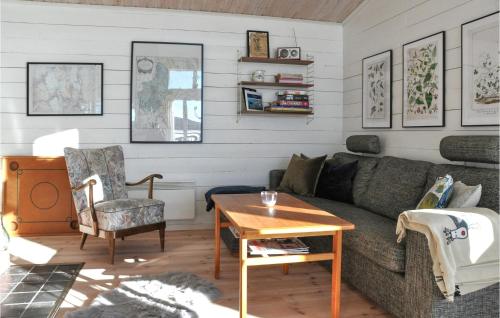 ÅmotsforsStunning Home In motfors With Lake View的客厅配有沙发和桌子