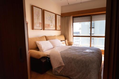 埃斯波森迪Ofir Beach Flat的一间卧室设有一张床和一个窗口