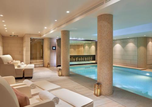 巴黎Maison Albar - Le Pont-Neuf的酒店大堂设有游泳池和客厅
