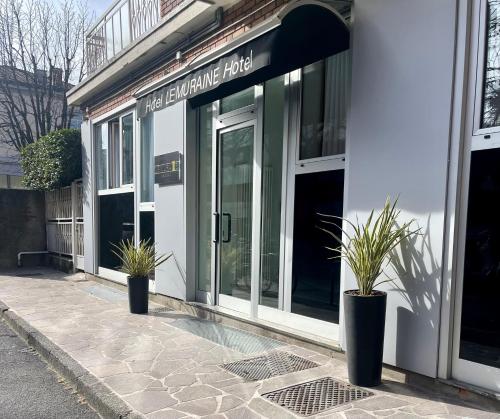 贝加莫Le Muraine的两株盆栽植物坐在建筑物前
