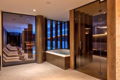 普里耶多尔Bijele Vode spa&nature hotel的带浴缸和步入式淋浴间的浴室