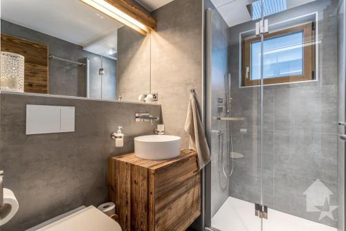 南达Appartement Rosalp, 200m des télécabines,的一间带水槽和淋浴的浴室
