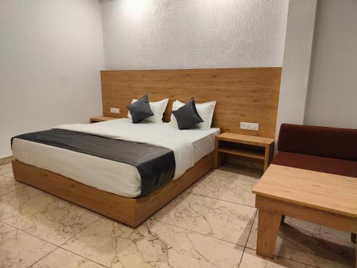 瑞诗凯诗Sonu Guesthouse & Hostel的一间卧室配有一张大床和一把椅子