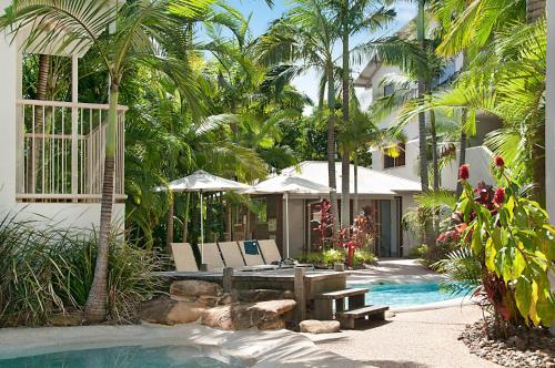 努萨维尔努萨河畔度假酒店的一个带游泳池的度假胜地和一座棕榈树的房子