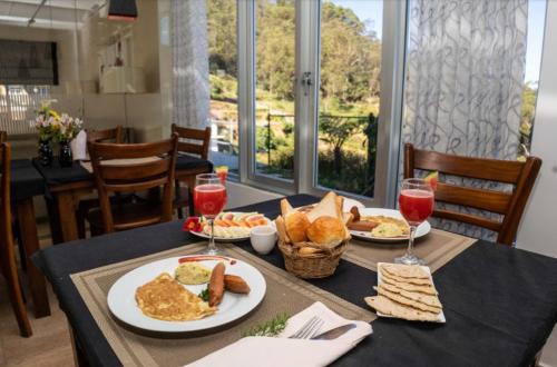 努沃勒埃利耶森林景观旅馆的一张桌子,上面放着两盘食物和酒杯