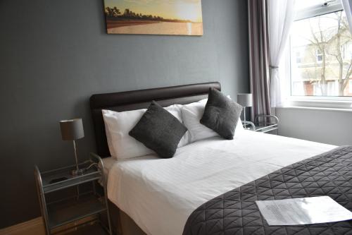 大雅茅斯汤顿之家酒店的一间卧室配有一张带两个枕头的床