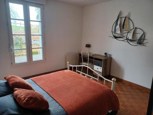 阿夫朗什Maison chaleureuse avec terrasse et vue baie的一间卧室设有一张床和一个窗口