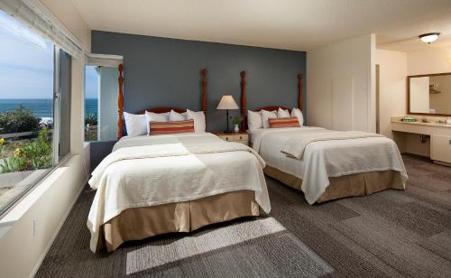 皮斯莫比奇泰迪斯海景汽车旅馆的海景卧室内的两张床
