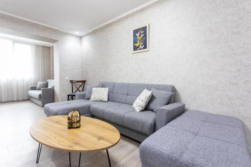 库塔伊西Ninia's Apartment的客厅配有沙发和桌子