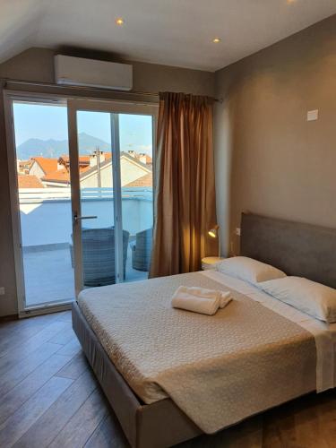 斯特雷萨Le Ochette Di Stresa的一间卧室设有一张床,享有阳台的景色