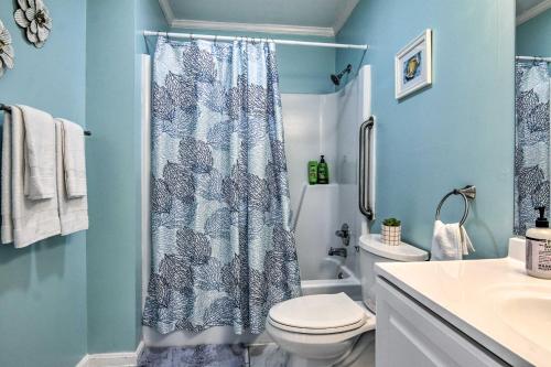 MiltonMilton Townhouse about 9 Mi to Delaware Bay!的蓝色的浴室设有卫生间和淋浴帘