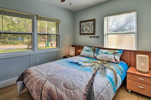 ShalimarEmerald Coast Vacation Rental 1 Mi to Beach的一间卧室设有一张床和两个窗户。