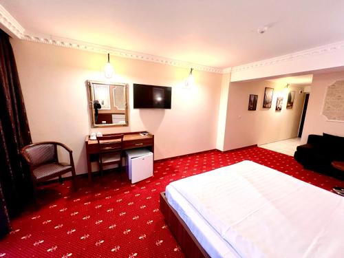 加拉茨Complex Azar的配有一张床和一张书桌的酒店客房