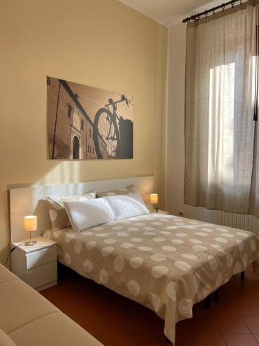 费拉拉Downtown - Camere in Centro的卧室配有一张床,墙上挂有自行车画