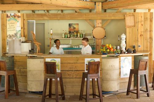 圣吉尔莱班留尼汪岛星礁度假村的两人站在餐厅酒吧