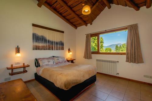 埃博森苏卡尔度假屋的一间卧室设有一张床和一个大窗户
