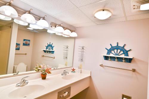 默特尔比奇Pristine Condo Glorious Ocean View HS 11th Floor的一间带水槽和大镜子的浴室