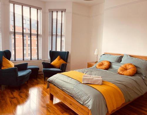 普里茅斯Modern Luxury 3 bed house的一间卧室配有一张带两个南瓜的床。