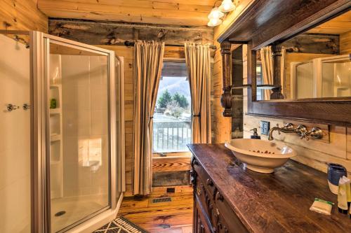 马吉谷The Cabin at Marys Place with Deck and Mtn Views!的一间带水槽和玻璃淋浴的浴室